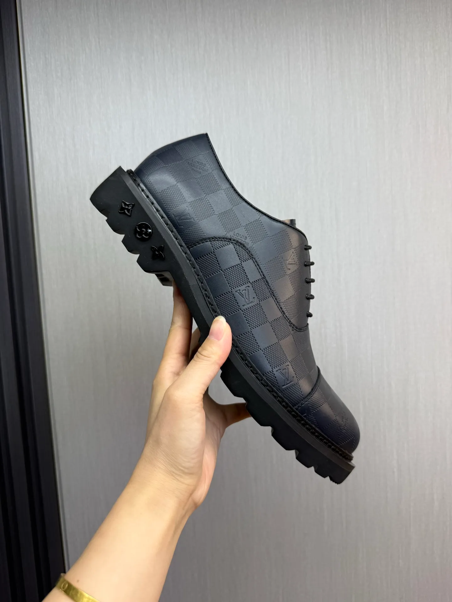 Men's shoes 💰900💰 LV. Men's casual lace-up leather shoes, the latest hot style 🔥 1:1 original purchase quality, top quality goods ⬆️The upper is imported open-edge beaded cowhide, cowhide, and cow suede. The hand-made three-dimensional stitching highlights the round toe design. The inner foot pads are all imported cowhide, with the original wear-resistant foam outsole, matching code 39-44, (38, 45 custom-made, non-refundable)